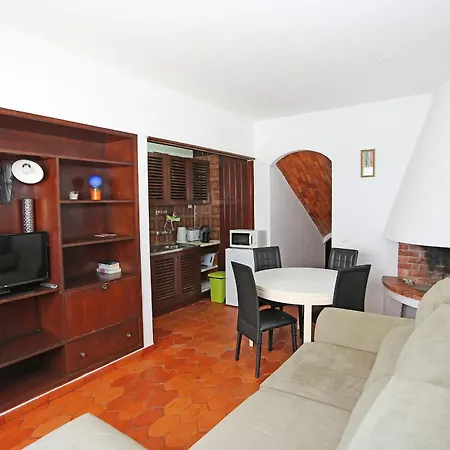 V - Seacliff Apartment