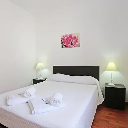 V - Seacliff Apartment