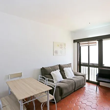 V - Seacliff Apartment *