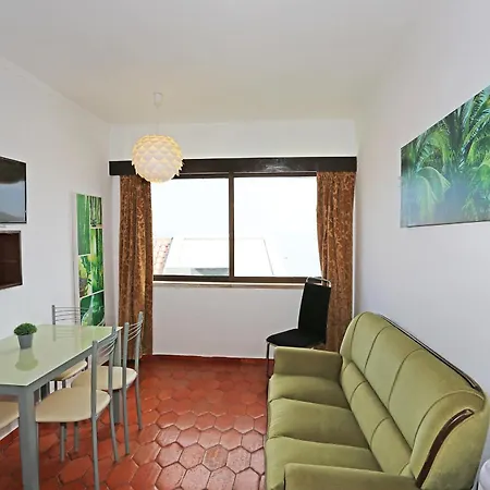 V - Seacliff Apartment