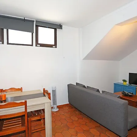 V - Seacliff Apartment *